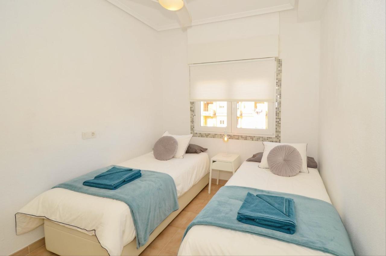Punta Prima Pleasure With Private Parking In A Gated Community Close To The Beach Торевьиа Экстерьер фото